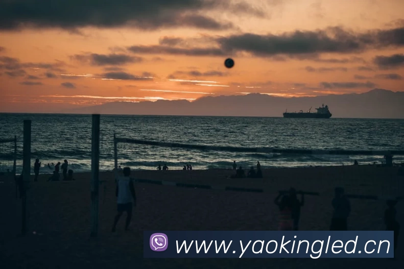 76人主场击败尼克斯恩比德伤愈复出砍下30分10篮板